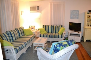TV, DVD player - 3 bedroom accommodation in Beach Haven (Beach Haven)