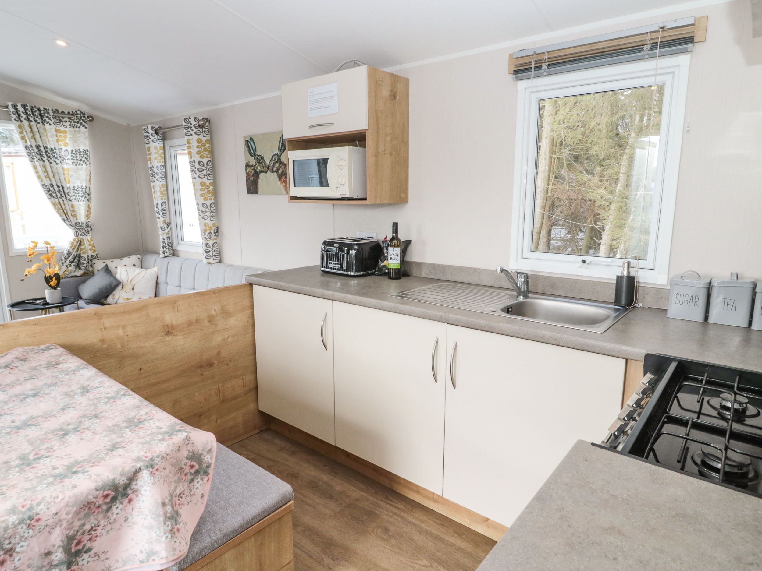 Frigorífico, hervidor eléctrico, tostadora y utensilios de cocina