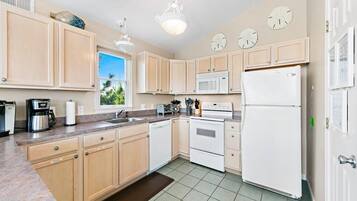 Fridge, oven, stovetop, dishwasher