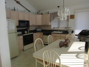 Een koelkast, een oven, een kookplaat, een vaatwasser