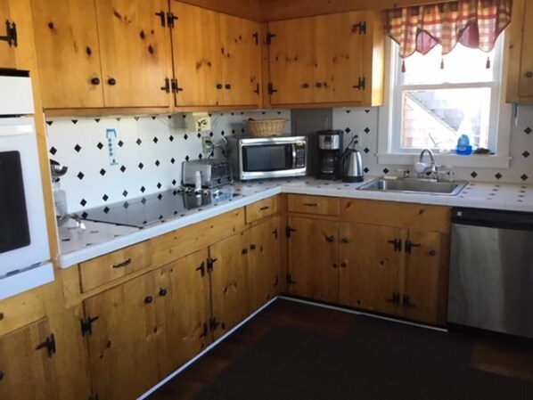 Fridge, oven, stovetop, dishwasher