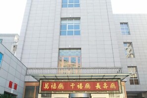 Un bâtiment sur lequel est apposée une enseigne affichant des caractères chinois.