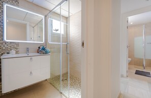 Shower, hair dryer, towels