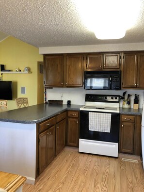 Fridge, microwave, oven, stovetop - Beautiful home in Haven Beach with 3 Bedrooms, Internet and WiFi (Haven Beach)