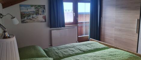 2 室のベッドルーム、旅行用ベビーベッド、WiFi (無料)、ベッドシーツ