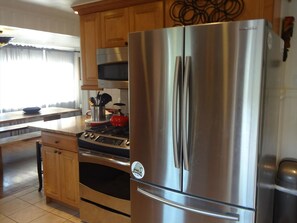 Kjøleskap, ovn, kokeplater og oppvaskmaskin