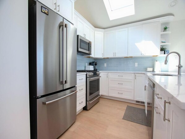 Fridge, oven, stovetop, dishwasher