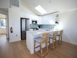 Frigorifero, forno, piano cottura, lavastoviglie