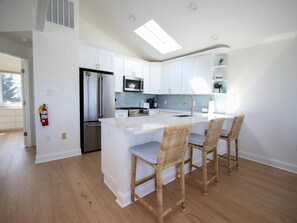 Kjøleskap, ovn, kokeplater og oppvaskmaskin