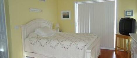 4 bedrooms, iron/ironing board, WiFi