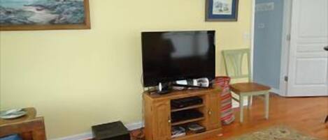 TV, peis, DVD-spiller og bordtennis