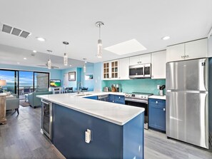 Geladeira, micro-ondas, fogão, cooktop