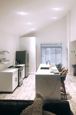 Fridge, oven, dishwasher - Private lakefront house on lake simcoe. Perfect for outdoor enthusiasts (Hawkestone)