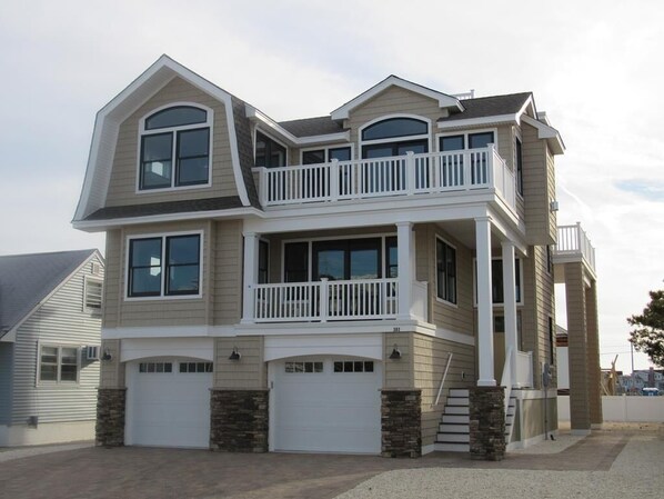 Exterior - 5 bedroom accommodation in Surf City (Surf City)