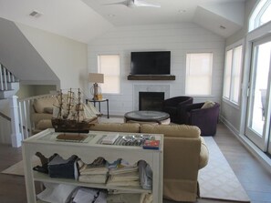 TV, fireplace, DVD player - 5 bedroom accommodation in Surf City (Surf City)