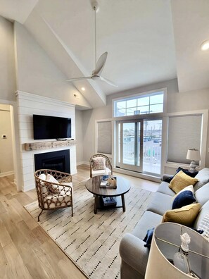 Smart TV, fireplace - Ocean view vacation rental on LBI (Ship Bottom)