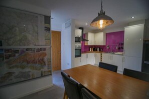 Fridge, microwave, oven, stovetop - Canyon Cottage - Waterfall Country, Brecon Beacons (Pontneddfechan)