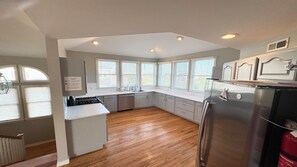 Een koelkast, een oven, een kookplaat, een vaatwasser