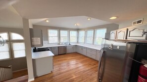 Réfrigérateur, four, plaque de cuisson, lave-vaisselle