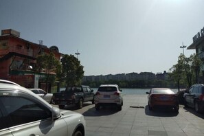 Free self parking - Impression Theme Hotel (Nan County)