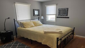 3 bedrooms, iron/ironing board, free WiFi - Beautiful Raised Ranch with Views of the Bay (Surf City)