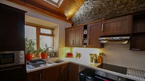 Fridge, microwave, oven, stovetop - Beili Glas Cottage - Hideaway near nature. (Ynysmeudwy)