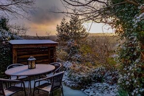 Outdoor dining - Beili Glas Cottage - Hideaway near nature. (Ynysmeudwy)