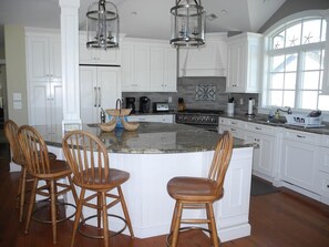 Kjøleskap, ovn, kokeplater og oppvaskmaskin