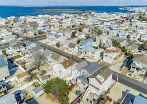A residential area with houses, a road, and a beach in the background. - Nice home in Beach Haven with 4 Bedrooms, Internet and WiFi (Beach Haven)