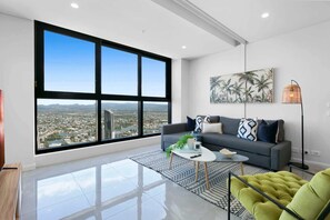 TV - Oceanfront 3-Bed with Stunning Views, Pool & Sauna (Surfers Paradise)