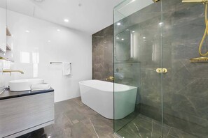 Bathtub, towels, shampoo - Oceanfront 3-Bed with Stunning Views, Pool & Sauna (Surfers Paradise)