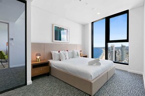 3 bedrooms, iron/ironing board, WiFi, bed sheets - Oceanfront 3-Bed with Stunning Views, Pool & Sauna (Surfers Paradise)