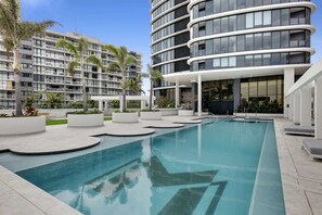 Pool - Oceanfront 3-Bed with Stunning Views, Pool & Sauna (Surfers Paradise)