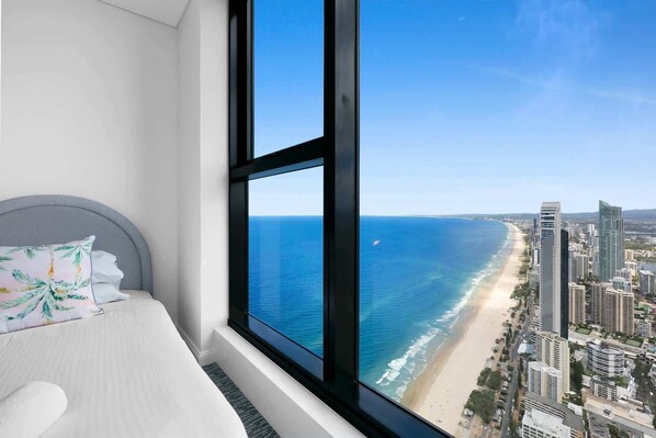 3 bedrooms, iron/ironing board, WiFi, bed sheets - Oceanfront 3-Bed with Stunning Views, Pool & Sauna (Surfers Paradise)