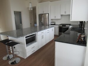 Jääkaappi, uuni, liesi, astianpesukone