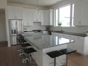 Réfrigérateur, four, plaque de cuisson, lave-vaisselle