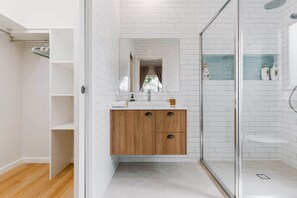 Badewanne, Haartrockner, Handtücher, Shampoo