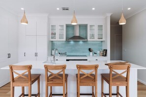 冰箱、微波炉、烤箱、炉灶