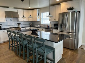 Een koelkast, een oven, een kookplaat, een vaatwasser