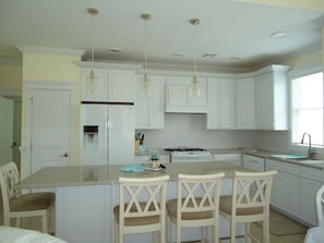 Kjøleskap, ovn, kokeplater og oppvaskmaskin