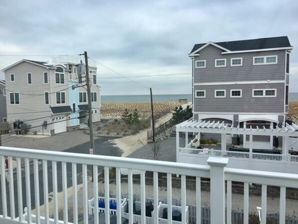 Property grounds - 6 bedroom accommodation in Beach Haven Gardens (Beach Haven Gardens)