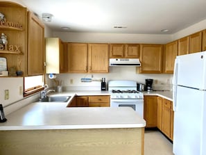 Coffee/tea maker, fridge, microwave, oven - Affordable vacation rental on LBI (Brighton Beach)