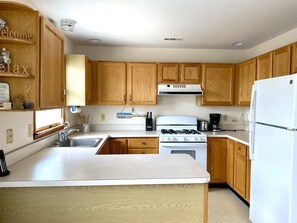 Fridge, oven, stovetop, dishwasher