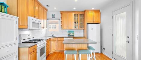 Fridge, oven, stovetop, dishwasher