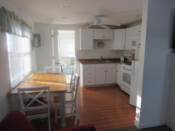 Fridge, oven, stovetop, coffee/tea maker