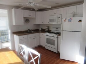 Fridge, oven, stovetop, coffee/tea maker - Steps to White Sandy Beaches (Brighton Beach)