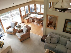 TV - Beautiful Ocean Front Home Steps To The Beach (Harvey Cedars)