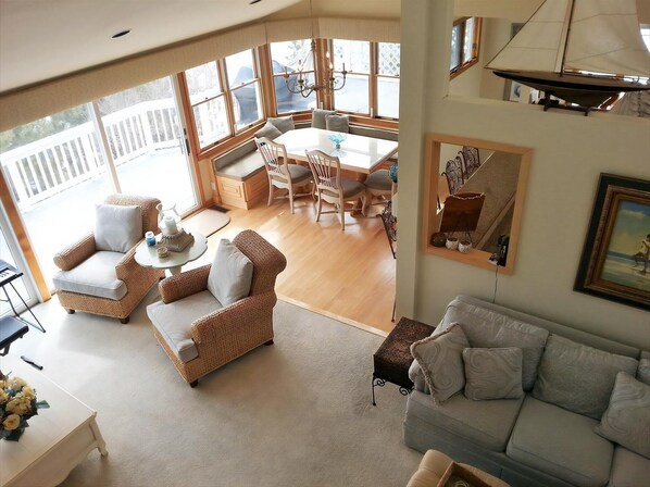 TV - Beautiful Ocean Front Home Steps To The Beach (Harvey Cedars)