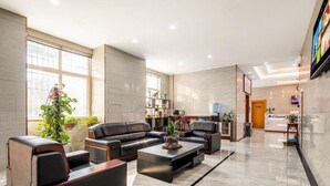 A spacious lobby with a leather sofa set, a coffee table, and a reception desk. - Greentree Inn Xi an Ming City Wall Northwest Dafengqing Road Business Hotel (Xi'an)