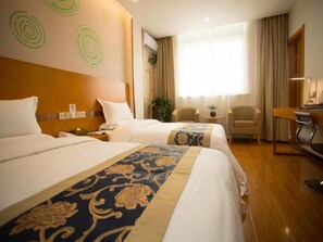 A hotel room with two beds, a desk, a chair, and a window with curtains. - Greentree Inn Xi an Ming City Wall Northwest Dafengqing Road Business Hotel (Xi'an)